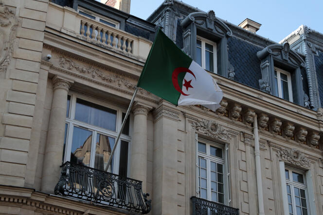Un drapeau algérien flotte sur la façade de l’ambassade, à Paris, le 23 juillet 2021.