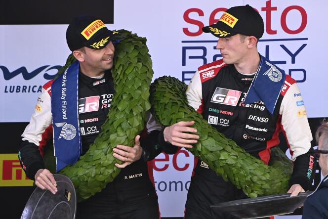 Elfyn Evans et son copilote, Scott Martin, après leur victoire lors du rallye de Finlande, le 3 octobre 2021 à Laukaa.
