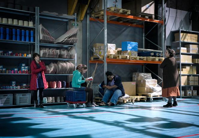 Le texte de « 7 minutes », signé Stefano Massini, raconte le dilemme d’ouvrières confrontées à une réorganisation de leur usine : sauver l’emploi ou accepter des conditions de travail dégradées.