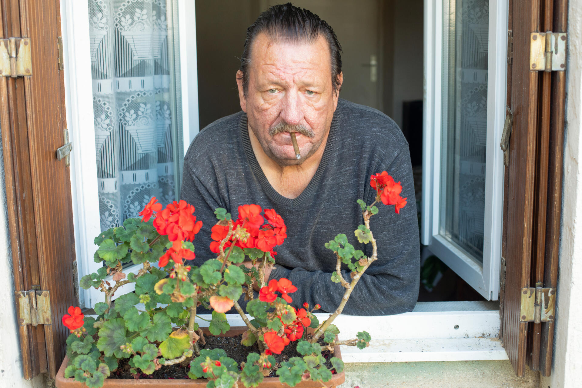 Dominique Gruel est maintenant retraité. Il a arrêté la cigarette mais s’offre de temps à autre un cigarillo, à la fenêtre de sa maison de Caudebec-lès-Elbeuf (Seine-Maritime), le 21 septembre 2021.