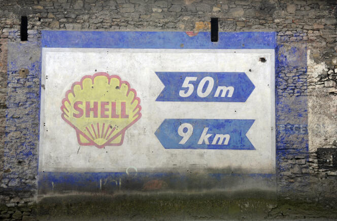 Publicité pour Shell dans le village de Pezens (Aude), en 2013.