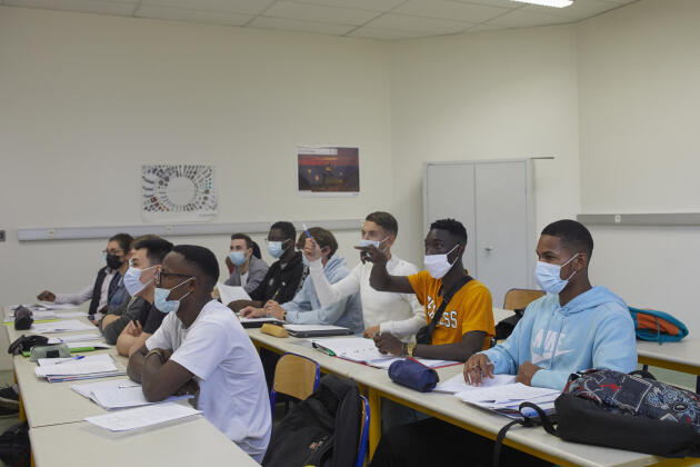 La classe ATS du lycée Newton, en cours de sciences de l’ingénieur, à Clichy-la-Garenne (Hauts-de-Seine), le 20 septembre 2021.