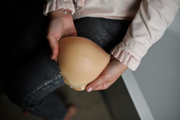 Juliette G. porte une prothèse pour remplacer le sein qui lui a été retiré, à Caen, le 29 septembre 2021.