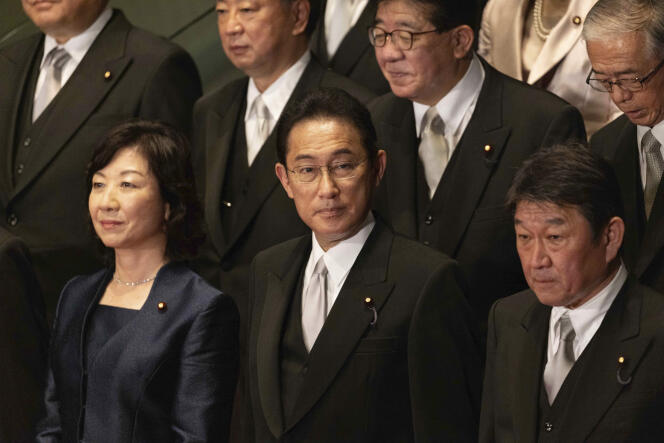 Fumio Kishida, le premier ministre japonais (au centre), pose avec son cabinet à Tokyo, le lundi 4 octobre 2021.