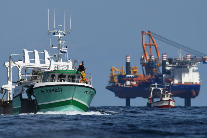 Des bateaux de pêche ont encerclé le navire plate-forme de forage « Aeolus » dans la baie de Saint-Brieuc, le 7 mai 2021.