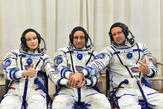 L’actrice Ioulia Peressild, l’astronaute Anton Chkaplerov et le réalisateur Klim Chipenko, le 5 octobre 2021 à Baïkonour, avant leur décollage vers l’ISS.