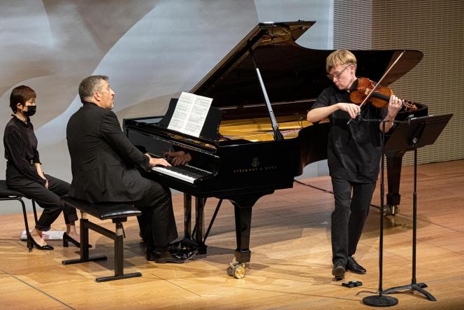 Le compositeur britannique Thomas Adès au piano et le violoniste Pekka Kuusisto à la fondation Louis Vuitton à Paris, le 4 octobre.