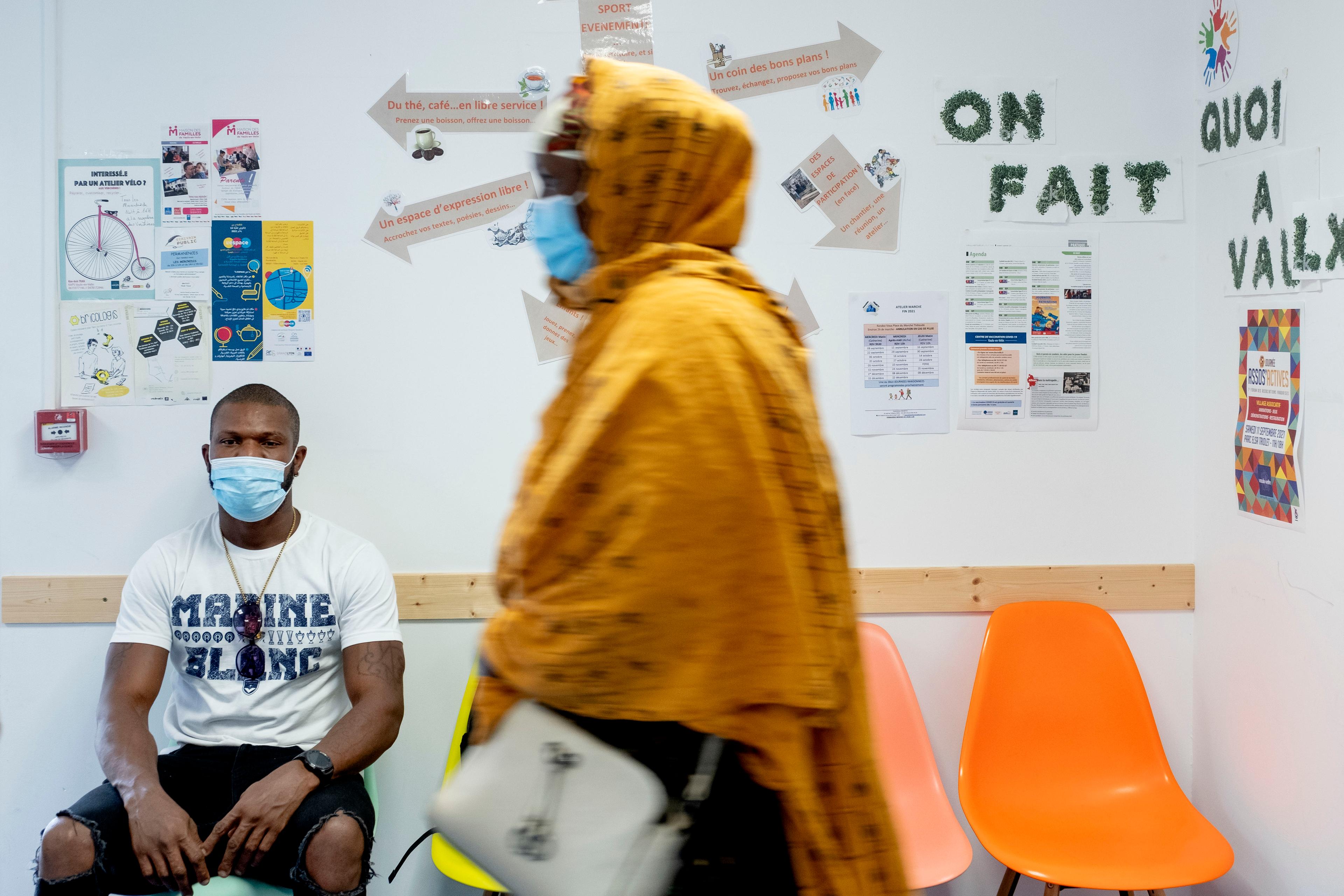 Dans la salle d'attente de Santé commune, à Vaulx-en-Velin (Rhône), le 14 septembre 2021.