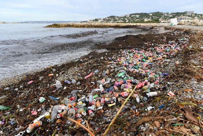 Les plages de Marseille ensevelies sous des tonnes de déchets après les  fortes intempéries