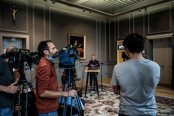 O Arcebispo de Lyon, Olivier de Germay, fala aos jornalistas no Arcebispado de Lyon no dia 5 de outubro de 2021, dia da publicação de um relatório da Comissão Independente de Inquérito sobre os Abusos Sexuais Cometidos por Membros do Clero (Ciase). 