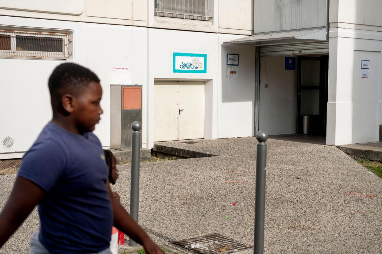 L’entrée du centre Santé commune, au pied d'un immeuble du quartier de la Thibaude, à Vaulx-en-Velin (Rhône), le 14 septembre 2021.