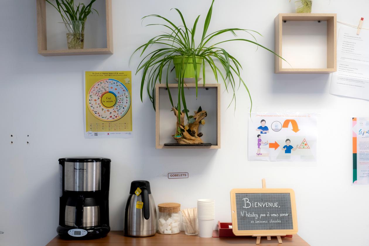 Les boissons chaudes sont à la disposition de tous, dans la salle d’attente de Santé commune, à Vaulx-en-Velin (Rhône), ici le 14 septembre 2021.