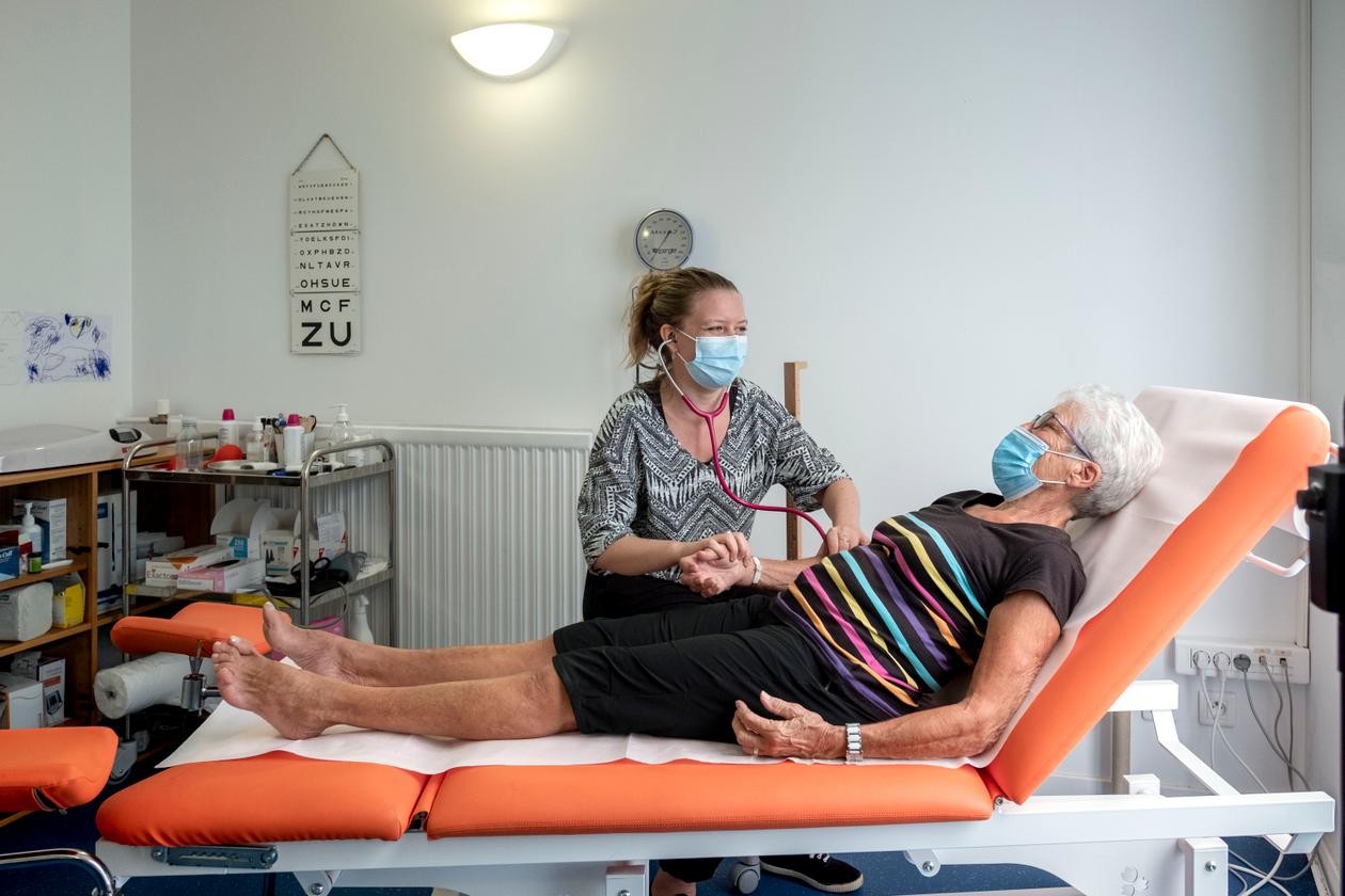 Chloé Perdrix, médecin généraliste, ausculte une patiente, à Vaulx-en-Velin (Rhône), le 14 septembre 2021.