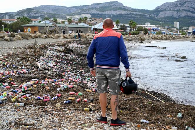Volunteers pick up the litter piled up on the beaches of Marseille on October 5.