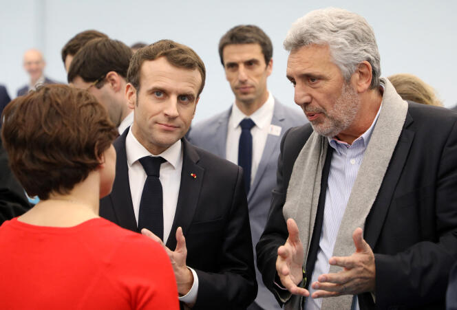 Claude Onesta avec le Président de la République, Emmanuel Macron, et la ministre délégue aux sports, Roxana Maracineanu (de dos), en janvier 2019.
