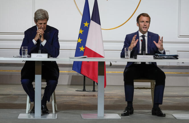 John Kerry, l’envoyé spécial sur le climat du président des Etats-Unis, Joe Biden, et le président Emmanuel Macron, à l’Elysée, à Paris, lundi 4 octobre.