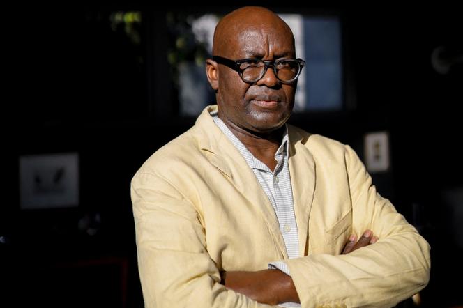 Le philosophe camerounais Achille Mbembe le 26 mai 2021, dans sa maison de Johannesburg.