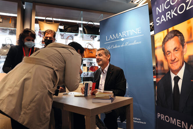 Nicolas Sarkozy dans une librairie du 16e arrondissement de Paris, le 2 octobre.