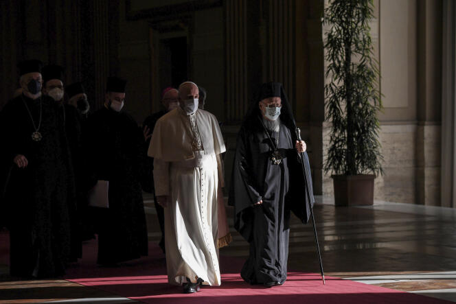 Le pape François et Bartholomée Ier, patriarche œcuménique de Constantinople, arrivent pour une conférence au Vatican, le lundi 4 octobre 2021.