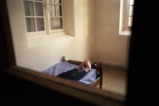 Un patient dans sa chambre à l’hôpital psychiatrique de Ville-Evrard, à Neuilly-sur-Marne (Seine-Saint-Denis).