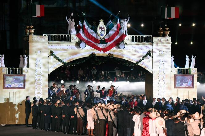 Des acteurs déguisés en soldats reconstituent l'entrée de l'armée des insurgés dans la capitale, en Ciudad de México, el 27 de septiembre de 2021.