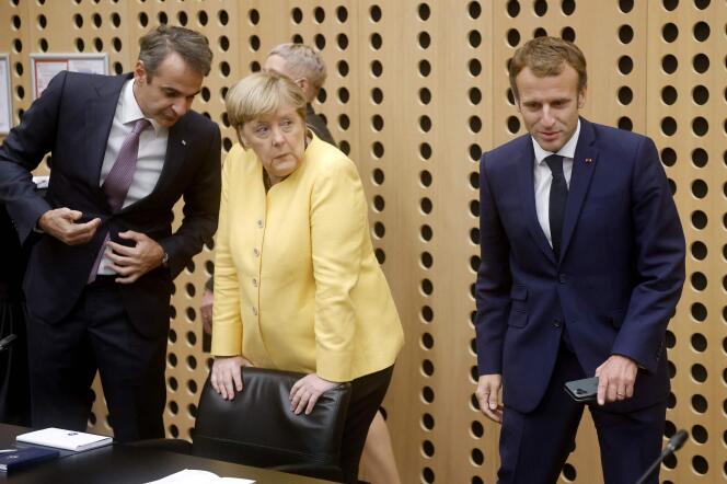Le premier ministre grec, Kyriakos Mitsotakis (à gauche), la chancelière allemande, Angela Merkel (centre), et le président français, Emmanuel Macron (à droite), à leur arrivée au sommet UE-Balkans occidentaux au centre des congrès de Brdo, près de Ljubljana (Slovénie), le 6 octobre 2021.
