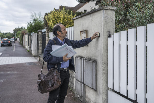 Michel Razafimanantsoa, ​​investigator for INSEE, rings the bell at people he must interview, in Blanc-Mesnil (Seine-Saint-Denis), September 16, 2021.