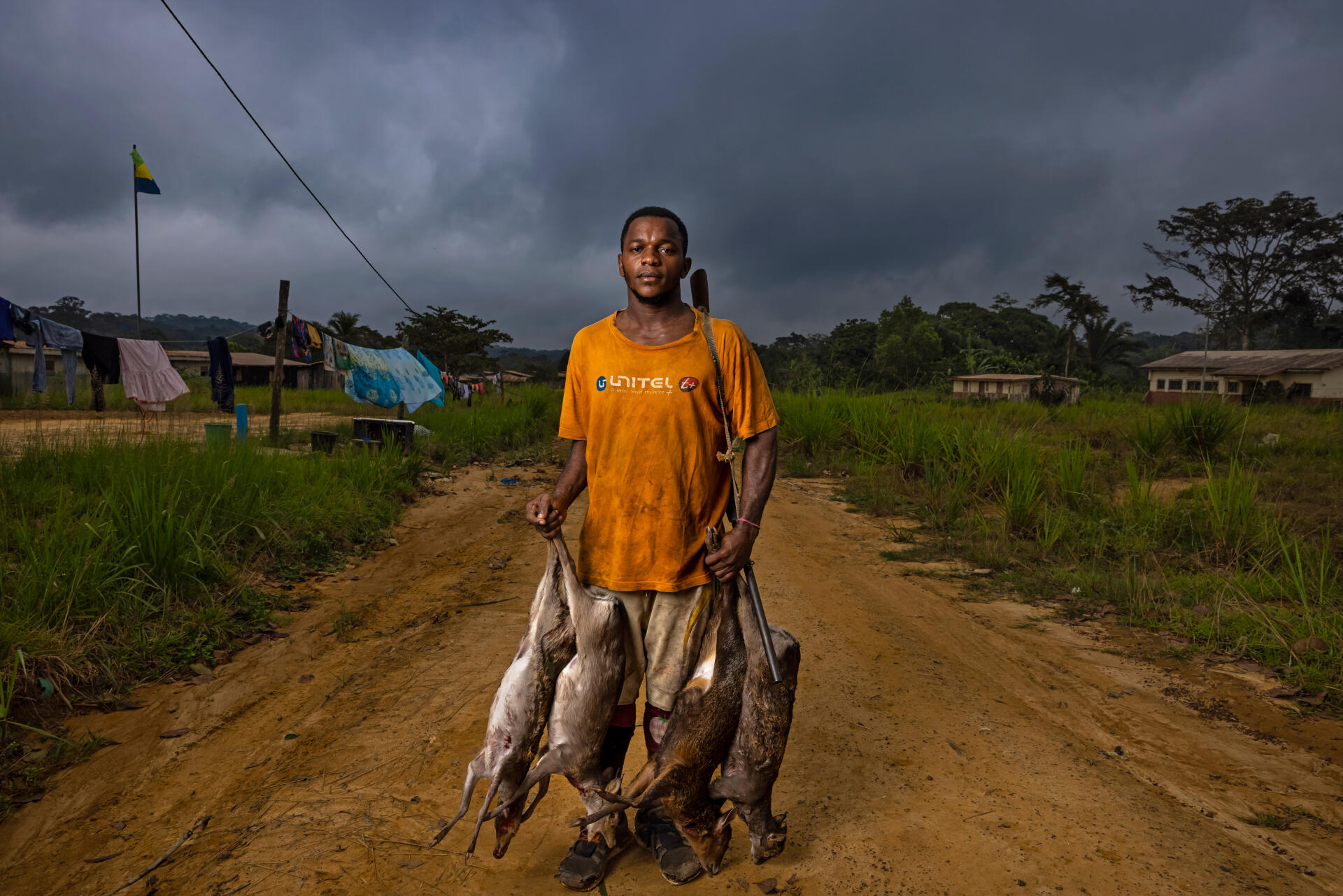 Rick Lindzondzo, un chasseur de brousse du village de Ndambi, près de Lastourville, au Gabon, le 30 juin 2021.
