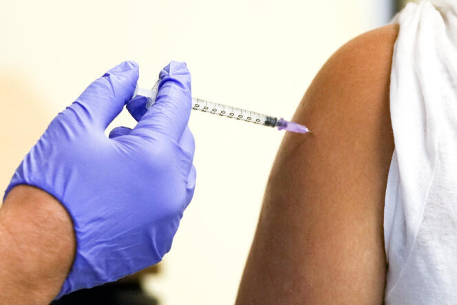 Un médecin vaccine un étudiant avec du Moderna, à Berlin (Allemagne), le 13 septembre.
