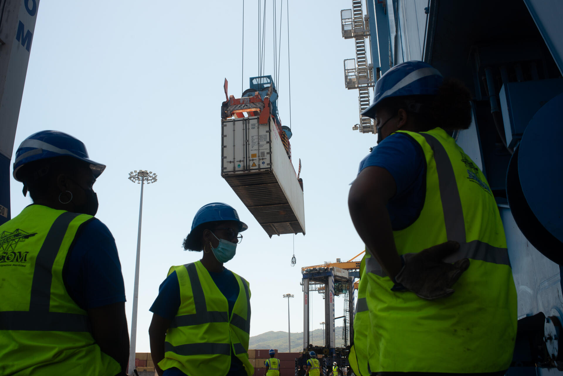 Des dockeuses participent au déchargement d’un porte-conteneurs sur les quais du grand port maritime de La Réunion, le 2 octobre 2021.