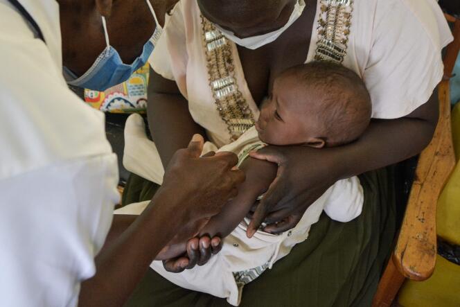 Un enfant est vacciné contre le paludisme à l’hôpital de Yala (Kenya), le 7 octobre 2021.