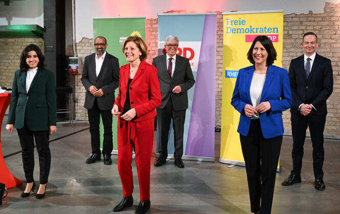 رهبران محلی SPD ، سبزها و لیبرالها از راینلند-فالتز ، 23 مارس در ماینتس.  مالو درایر (مرکز) و فولکر ویسینگ (راست) نماینده SPD و FDP در مذاکرات فدرال هستند.
