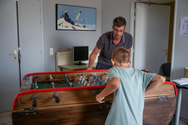 Un éducateur et un pensionnaire des Matins bleus, à Saint-Rémy-de-Provence (Bouches-du-Rhône), le 16 septembre 2021.