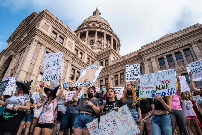 Manifestation en faveur de l’avortement dans le cadre de la marche des femmes, devant le Congrès du Texas, à Austin, le 2 octobre 2021.