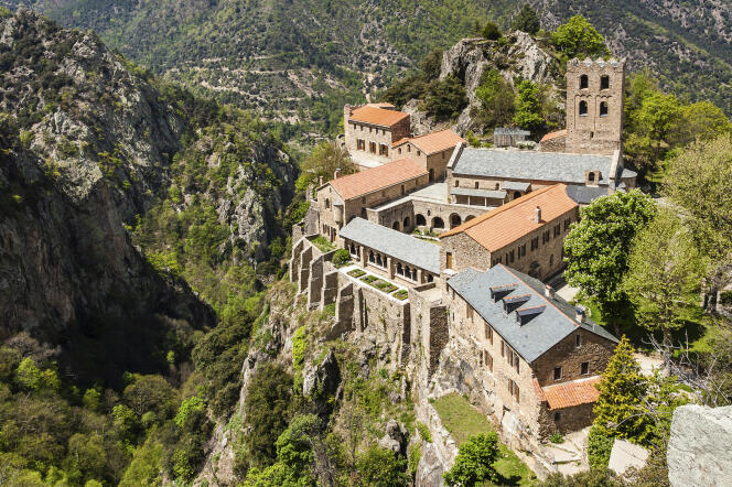 L’abbaye Saint-Martin-du-Canigou, dans les Pyrénées-Orientales, au-dessus de Prades.