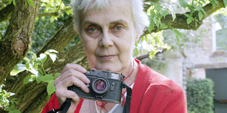 TO GO WITH AFP STORY BY EMMY VARLEY
Picture taken on April 15, 2013 at her home in Rabastens of French photographer Marie-Laure de Decker posing with her Leica M4 camera.  AFP PHOTO / REMY GABALDA (Photo by REMY GABALDA / AFP)