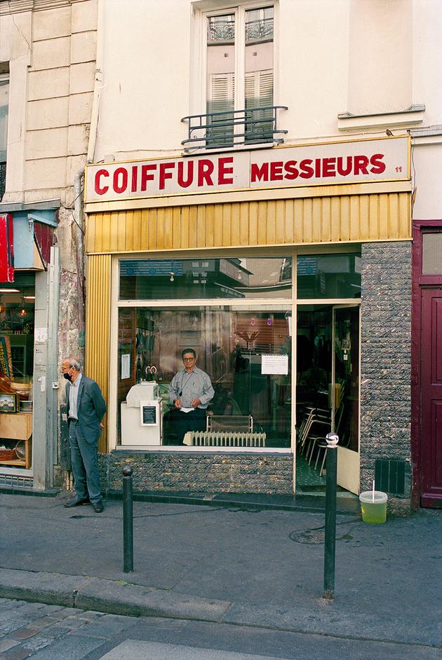 La devanture d’un salon de coiffure du 18e arrondissement de Paris, le 25 septembre 2021.