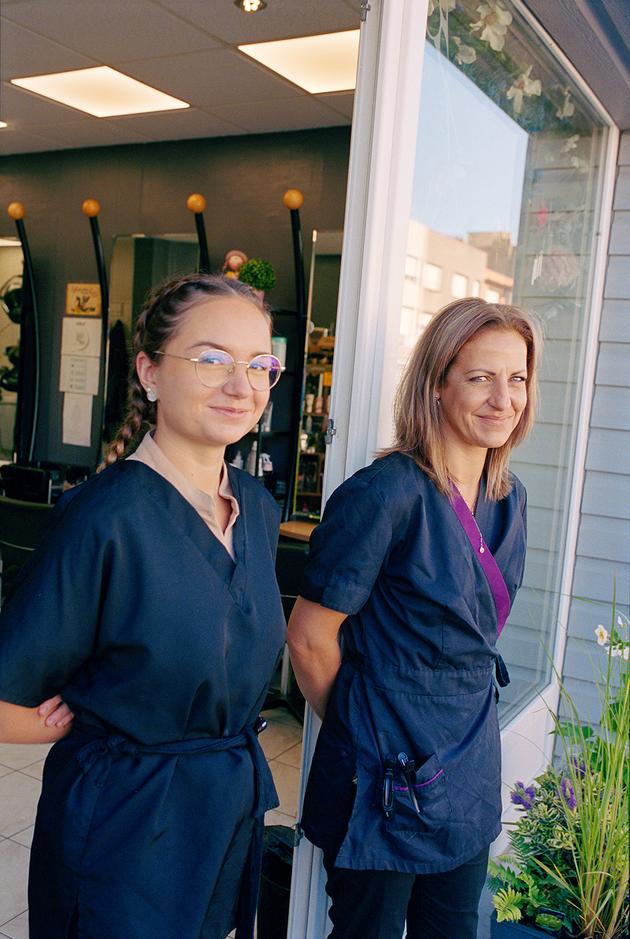 Manon Benoît et Sandra Danielczyk, du salon Nouvel’Hair Création, à Bray-Dunes (Nord), le 23 septembre 2021.