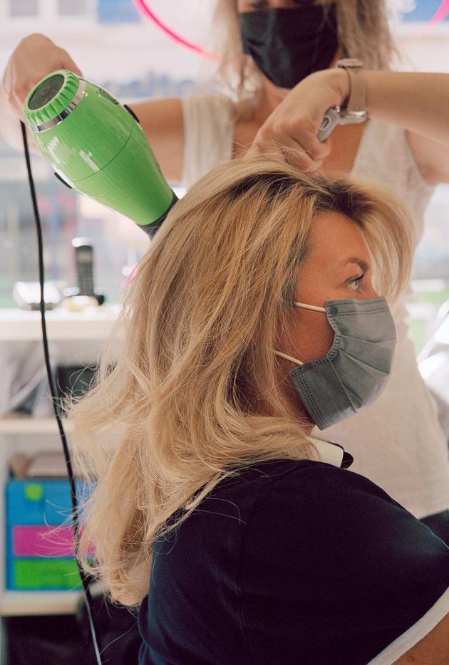 La nièce de Sophie Renard, chez Rital-Coiff, à Arpajon (Essonne), le 21 septembre 2021.