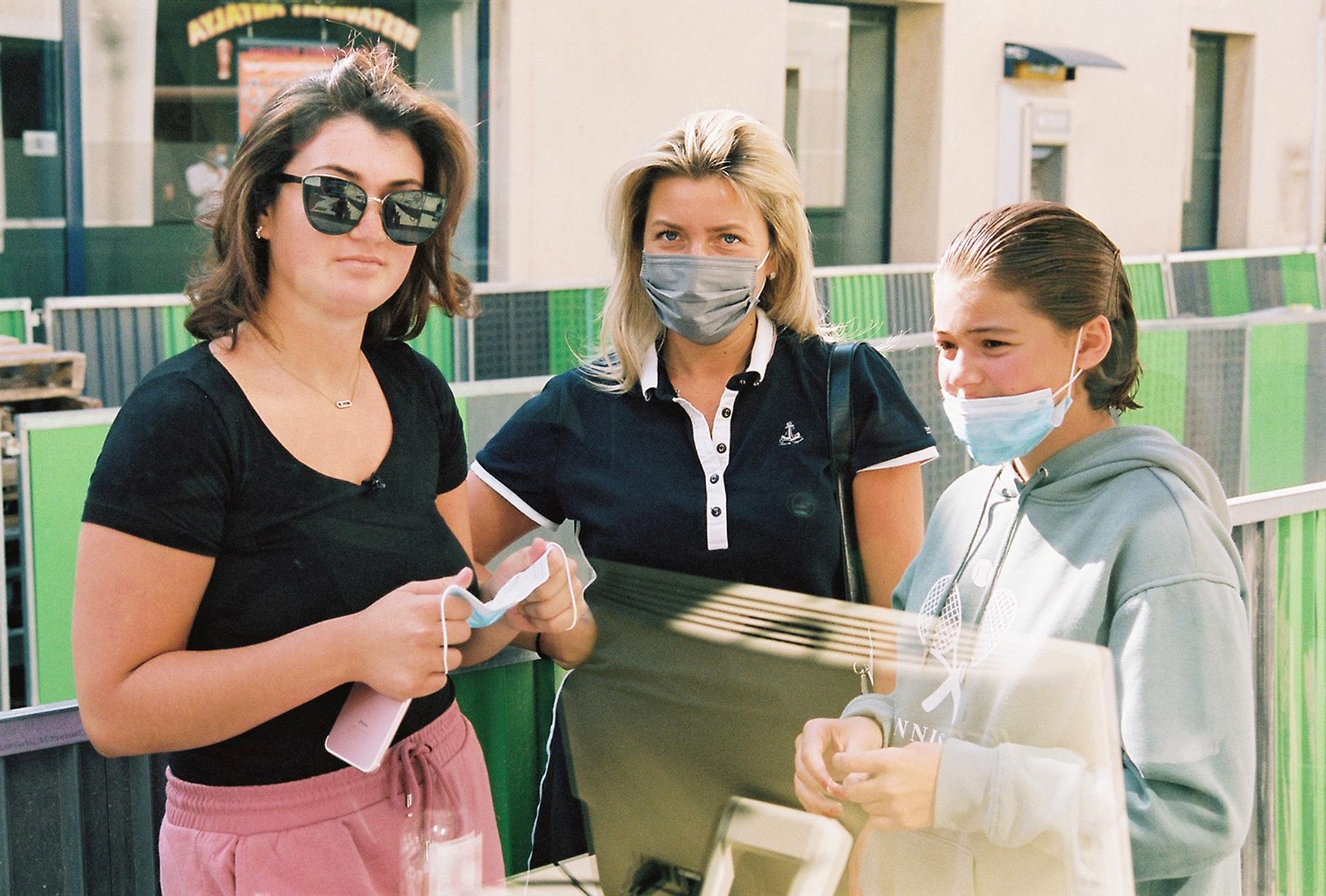 Les deux petites-filles de Sophie Renard, Dolcy (à gauche) et Chaines (à droite), au côté de leur tante, le 21 septembre 2021.