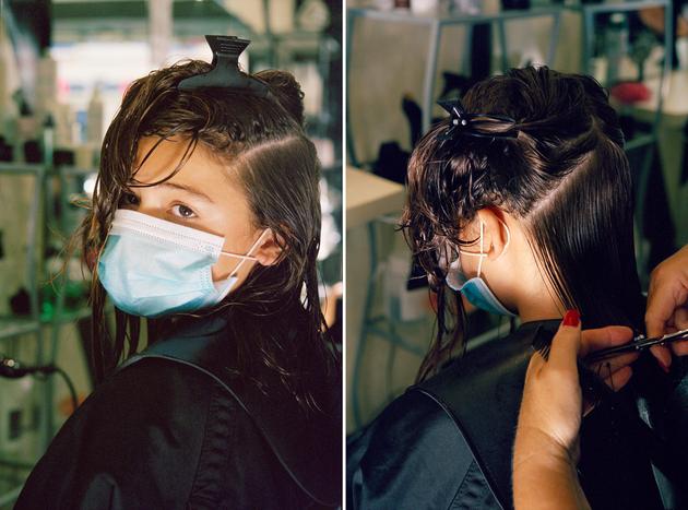 Chaines, 12 ans, réclame l’effet mouillé des filles sur Instagram, et tant pis si ça ne plaît pas à la coiffeuse, à Arpajon (Essonne), le 17 septembre 2021.