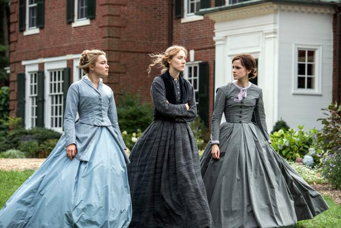 Les actrices Florence Pugh, Saoirse Ronan et Emma Watson dans « Les Filles du docteur March » (2019), de Greta Gerwig.
