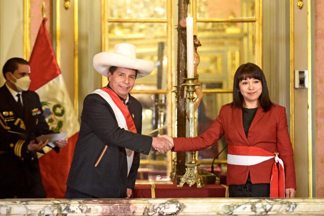 Le président péruvien, Pedro Castillo, serre la main de Mirtha Vasquez après son investiture en tant que première ministre du pays, à Lima, au Pérou, le 6 octobre 2021.