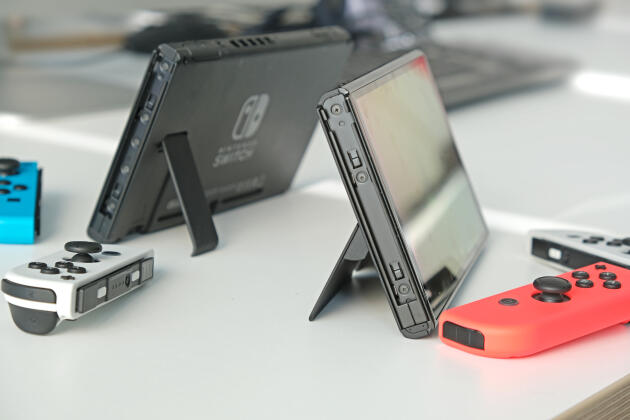 La Switch modèle OLED est équipée d’un vrai trépied ajustable au dos de la console et de glissières métalliques pour fixer les manettes.