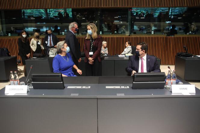 La commissaire européenne à la migration, Ylva Johansson, et le ministre grec des migrations, Panagiotis Mitarakis, à Luxembourg, le 8 octobre 2021.