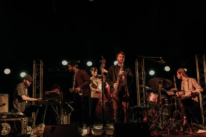 Léon Phal Quintet en concert au Nancy Jazz Pulsations, salle Magic Mirrors, le 7 octobre 2021. De gauche à droite : Gauthier Toux (piano), Zacharie Ksyk (trompette), Rémi Bouyssière (contrebasse), Léon Phal (saxophone) et Arthur Alard (batterie).