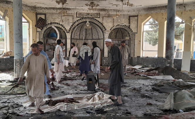 Dans la mosquée de Kunduz (nord de l’Afghanistan), après l’attaque revendiquée par l’EI, le 8 octobre 2021.