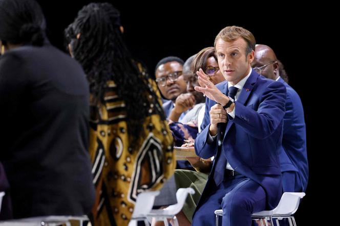 Le président de la République, Emmanuel Macron, dialogue avec des représentants du continent africain sur la scène de l’aréna Sud-de-France, lors du sommet Afrique-France, à Montpellier, le 8 octobre 2021.