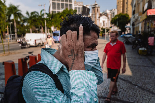 Eduardo Monteiro, qui a commencé à vivre dans la rue pendant la pandémie, sur la Rua da Lapa, à Rio de Janeiro (Brésil), le 24 septembre 2021.