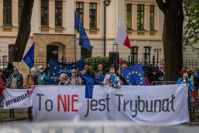 Manifestation pro-européenne devant le tribunal constitutionnel polonais, à Varsovie, le 31 août.